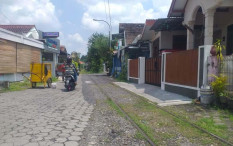 Viral Kereta Api Lewat Depan Teras Rumah di Pengok, Warga Malah Menikmati