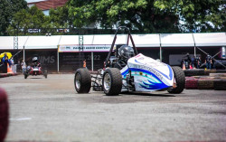 Tim Mobil Garuda UNY Juara Umum FESC