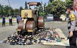 Bulan Puasa, Ribuan Botol Miras Digilas dengan Alat Berat