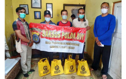 Paguyuban Pendorong Gerobak Malioboro Terima Bantuan Sembako dari Polda DIY