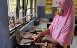 Warga Bantul Buat Kue Egg Roll dari Ubi Ungu