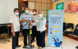 Dosen UMY Beri Pelatihan Komunikasi Terapeutik dan Hibah Alat Inframerah Berbasis Android