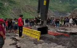 Banjir Lahar Hujan di Lereng Merapi, Truk Terkubur di Kali Gendol
