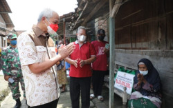 Ganjar Serahkan Bantuan Renovasi Rumah Tak Layak Huni