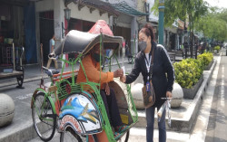 Kampanyakan Jogja Aman Dikunjungi, Warga Bagikan Bunga di Malioboro