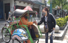 Sejumlah Ormas Jogja Bagi-Bagi Bunga di Malioboro, Ada Apa?