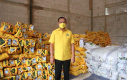 Pengin Berbagi Kebahagiaan saat Lebaran, Golkar Bagikan 300.000 Bingkisan