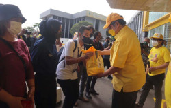 Airlangga Lepas 20 Bus Program Mudik Gratis Partai Golkar