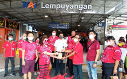 Warga Tionghoa Jogja Beri Bantuan Sembako untuk Porter Stasiun Lempuyangan