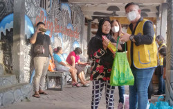 Puluhan Warga Bantaran Kali Code Dapat Sembako Berkah Lebaran