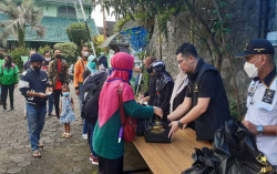 Sambut Idulfitri, Partai Ummat Bagikan Paket Sembako