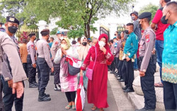 Acara Perdana Jokowi di Jogja, Langsung Bagi 5.000 Paket Sembako