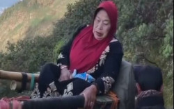 Paling Beda, Mbok Yem Mudik Pakai Tandu 
