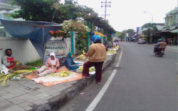 Pemudik Meningkat, Penjual Ketupat Lebaran Ikut Kebanjiran Cuan