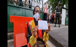Jokowi Beri Rp200.000, Sri Yunani Sujud Syukur