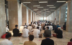 Kembali Gelar Salat Id, Masjid Istiqlal Disesaki Warga
