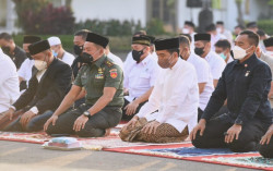  Jokowi-Iriana Salat Id di Gedung Agung Jogja Ditemani Kaesang