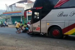 Waduh! Pemudik Motor Ini Masuk Kolong Bus karena Mengantuk