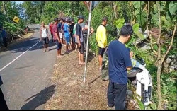 Anak Rewel, Bapak Tak Fokus Mengemudi, Mobil Nyungsep ke Tegalan