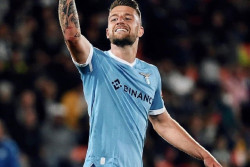Rumor Gelandang Lazio Direkrut Manchester United, Ini Jawaban Sang Agen