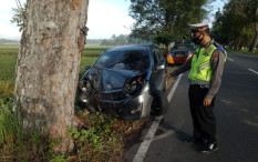 Mobil Anggota Sabhara Seruduk Pohon di Kulonprogo, Begini Kondisinya 