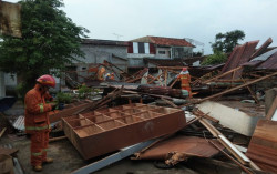 Hujan Angin Kurang dari Sejam, Rumah di Umbulharjo Ambruk