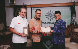 Yayasan Muslim Sinar Mas Wakafkan Ribuan Alquran