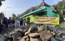 Minta Kejelasan, Warga Blokir Jalan Masuk TPST dengan Tumpukan Batu