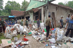 Ketimbang Minta Sumbangan Warga, Para Pemuda Karang Taruna Ini Pilih Sedekah Sampah