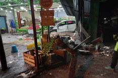 Oleng, Mobil Tabrak Toko Buah di Jakal