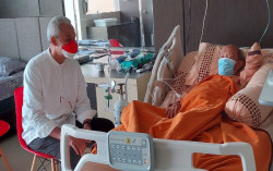 Ganjar Besuk Buya Syafii Maarif di Rumah Sakit
