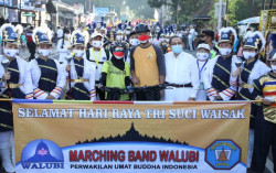 Hadiri Pawai Waisak, Ganjar Pranowo: Saya Lihat Kebahagiaan Masyarakat & Umat Buddha