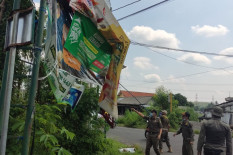 Puluhan Spanduk Ilegal Dibongkar, Satpol PP: Kebanyakan Iklan Terselubung 