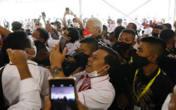 Ganjar & Presiden Blusukan Beri Bantuan di Pasar Muntilan