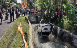 Senggolan dengan Pemotor, Mobil di Gunungkidul Salto di Selokan