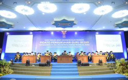 Dikukuhkan Jadi Guru Besar UII, Fathul Wahid Tawarkan Solusi Cegah Dampak Medsos