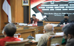 Ganjar Serahkan Bantuan ke Parpol di Jateng