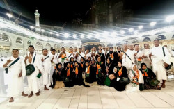 Bisa Umrah, 140 Karyawan Menangis Haru di depan Ka'bah 