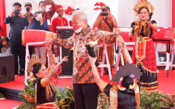 Ganjar Pranowo Diberi Gelar Bangsawan Bugis