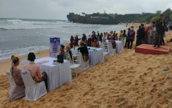 Bukan Alat Salat, 6 Pasang Pengantin Ini Pilih Lobster Jadi Mas Kawin