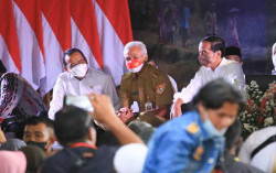 Ribuan Penggarap Lahan Perhutanan Sosial Penuhi Lapangan Cepoko Batang