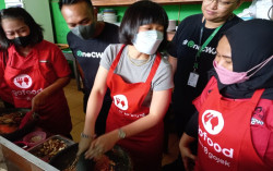 Heboh, Direktur GoTo Ikut Nguleg Bumbu di Warung Lotek Bu Bagyo 