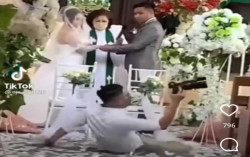 Viral Tukang Foto Terjungkal saat Motret Pengantin, Malu Banget tuh!
