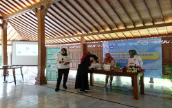 Paguyuban Wanita Bank BPD DIY Belajar Membuat Eco Enzyme