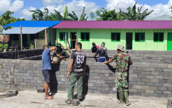 PLN Manfaatkan FABA PLTU Ropa untuk Bedah Rumah Prajurit TNI KODIM 1603 Sikka