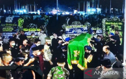 Hujan Deras, Masyarakat Tetap Sambut Jenazah Eril 