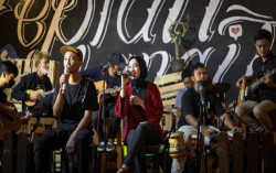 Mengenal Strada, Band Akustik Koplo yang Konsernya Ricuh di Lippo Plaza
