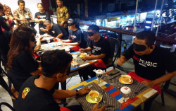 Ajak Staf Makan dengan Mata Tertutup Jadi Cara Hotel Ini Mendukung Inklusivitas