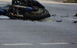Tarik Rem Terus Sampai Blong, Pemotor Sekeluarga Celaka di Cinomati