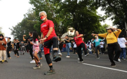 Pecah! Ganjar Ikut Menari Jaranan di CFD Solo